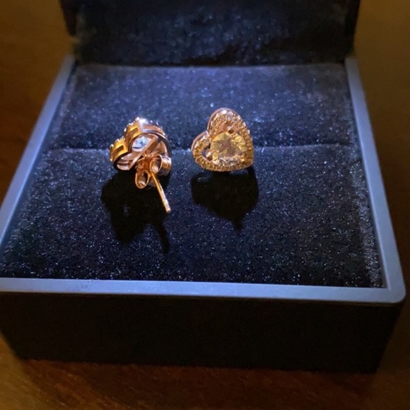 Heart Shaped Diamond Earrings - 1 carat - Picture 2 of 7